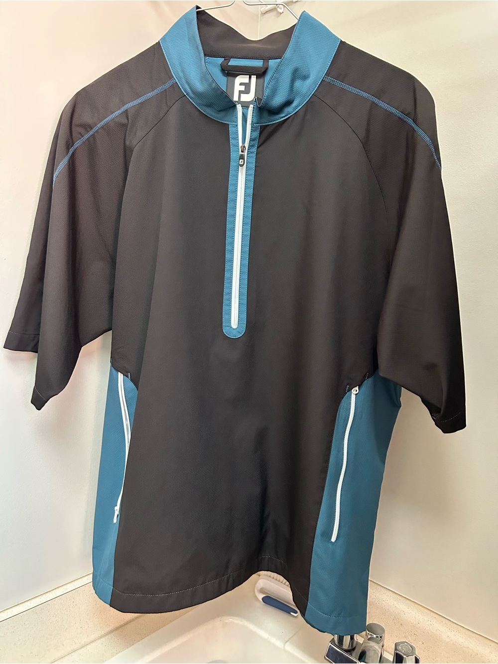 FootJoy Men’s Short Sleeve Golf Windbreaker